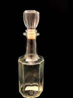 Bottiglia In Vetro A Forma Decagonale Con Tappo. Altezza Cm. 28. Base Cm. 9. Vintage - Whisky