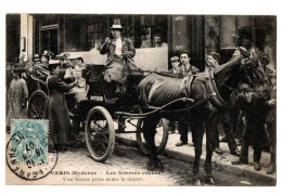 PARIS PETITS METIERS LES FEMMES COCHER BONNE PRISE AVANT LE DEPART TRES ANIMEE - Petits Métiers à Paris