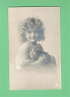 XB1254 JEUNE FILLE, ENFANT, GIRL FAMOUS CHILD MODEL CANDICE ASHTON WITH PUSSYCAT RPPC - Portraits
