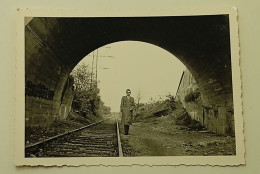 The Man By The Rail In The Tunnel - Anonyme Personen