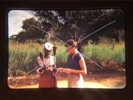 CONGO BELGE RDC Région INONGO Janine Et Un Vieux Chef Fument Cigarettes Slide Diapositive Kodachrome Fin 1950 Début 1960 - Diapositives (slides)