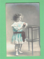 XL1260 JEUNE FILLE, ENFANT, GIRL FAMOUS MODEL CANDICE ASHTON NEAR VINTAGE ART DECO FURNITURE - Portraits