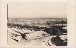 CARTE PHOTO - Une Route - Neige - Enneigé - Paysage - Pont - Vue D'ensemble -  Carte Postale Ancienne - Photographie