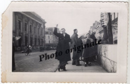 Photo Originale - SAUMUR - 49 - Jeunes Hommes En Ville Le 26 Février 1940 - *** Coin En Haut à Gauche Coupé *** - Persone Anonimi