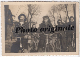 Vélo Vélos Bicyclettes Cycles - Photo Originale - Jeunes Femmes Souriantes Et Jeunes Hommes à Bicyclette En Mars 1938 - Ciclismo