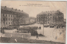 LA ROCHE SUR YON  REVUE DANS LA COUR DU QUARTIER - La Roche Sur Yon