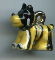 FEVES - FEVE - CHIEN  SCOTTISH ARTY - PENDENTIF FILET PLATINE - JAUNE RAYÉ NOIR ET BLANC - Animaux