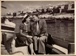 Reda Caire Et Mireille Ponsard Dans Marseille Mes Amours (scenes De Film) - Gehandtekende Foto's