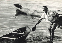 BRESIL - Photo John Hall - Bien Dans Sa Peau Ou Heureux De Sa Pêche - Pêcheur - Carte Postale - Autres