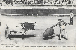 Course De Taureau - Toréador Appelant L'attention Du Taureau - Corridas