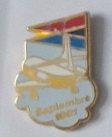 Pin' S  AVION, SEPTEMBRE  1991  Signé  BALLARD  Doré  à  L'or  Fin - Vliegtuigen