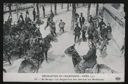 51 - 457 - REVOLUTION EN CHAMPAGNE - Avril 1911 - AY - Un Barrage - Les Dragons Font Faire Demi Tour Aux Manifestants - Ay En Champagne