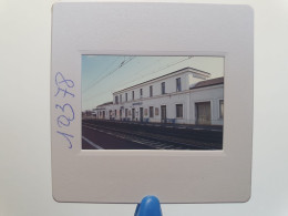 Photo Diapo Slide Diapositive TRAIN Wagon Loco Locomotive Gare SNCF De MONTEREAU Quai 5 En 1992 VOIR ZOOM - Diapositives