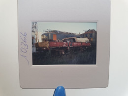 Photo Diapo Slide Diapositive TRAIN Wagon Loco Locomotive SNCF BB 8237 & 302 Wagon Plat Classé Z à BEZIERS 1992 VOIRZOOM - Diapositives (slides)