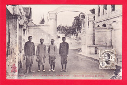 E-Cambodge-29Ph81  PHNOM PENH, Groupe De Gardiens Du Palais, Cpa BE - Camboya