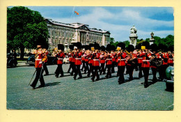 Angleterre : LONDRES – Guards Band Near Buckingham Palace (animée) (voir Scan Recto/verso) - Buckingham Palace