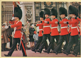 Angleterre : LONDRES – La Relève De La Garde Devant Buckingham Palace (voir Scan Recto/verso) - Buckingham Palace