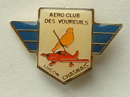 Pin's AVION - AERO CLUB DES VOUREUILS - LUCON CHASNAIS - Aviones