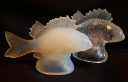 ART DÉCO - 2 Poissons Dont Un Verre Opalescent, L’autre Accidenté Ref BX24POI001 SABINO Ou LALIQUE - Vetro & Cristallo