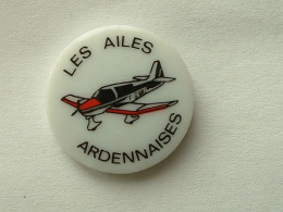 Pin's AVION - LES AILES ARDENNAISES - PORCELAINE - Aerei