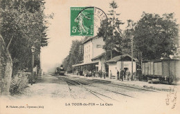 La Tour Du Pin La Gare Edition Vialatte Animée Train Arrivant - La Tour-du-Pin