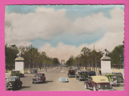 D75 - PARIS... EN FLANANT - AVENUE DES CHAMPS ÉLYSÉES ET ARC DE TRIOMPHE DE L'ÉTOILE - Voitures - CPM Dentelée Colorisée - Champs-Elysées