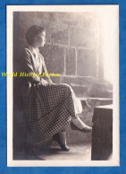 Photo Ancienne Snapshot - MUROL ( Puy De Dôme ) - Beau Portrait D'une Jeune Femme Au Château - Robe Mode Carreaux Fille - Pin-Ups