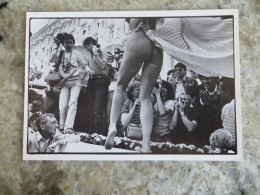 CPM Photographie Insolite Au Festival De Cannes 1983 PIN UP Starlette Fesses Nues G 29 LOCHON F Gamma - Other & Unclassified