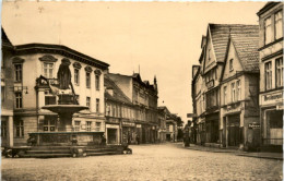 Güstrow, Strasse Des Friedens Mit Borwinbrunnen - Güstrow