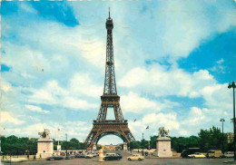 75 - Paris - Tour Eiffel - Automobiles - Carte Dentelée - CPSM Grand Format - Voir Scans Recto-Verso - Tour Eiffel