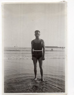 Snapshot Portrait Homme 40s 30s Plage Mer  Playboy Gay   Maillot De Bain - Personnes Anonymes