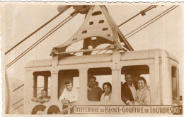 Carte Photo De Femmes , D'hommes Et Un Jeune Garcon Dans Le Téléphérique Du Béout , Gouffre De Lourdes - Personnes Anonymes