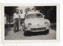 Snapshot Portrait Homme 60s Renault Dauphine Rare Immatriculation 276 LX 38 Isère Homme Short Vacances Playboy - Automobiles