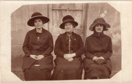 Carte Photo De Trois Femmes élégante Dont Une Petite Grand-mére Posant Devant Leurs Maison Le 23 Avril 1922 - Personnes Anonymes