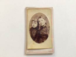 Ancienne Petite Photographie Cartonnée Joséphine Et Marie PETRY Phot. Dînant J. Fabrion - Personnes Anonymes