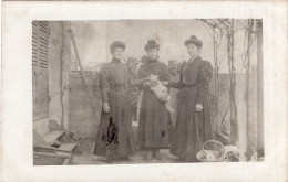 Carte Photo De Trois Jeune Femmes élégante Avec Leurs Chat Posant Dans La Cour De Leurs Maison Vers 1910 - Personnes Anonymes
