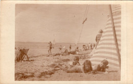 Carte Photo De Trois Petite Fille élégante En Maillot De Bain Allongé Sur Une Plage Animé Vers 1930 - Personnes Anonymes