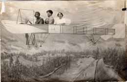 Carte Photo D'une Famille Posant Dans Un Décor D'avion Dans Un Studio Photo En 1919 - Personnes Anonymes