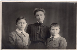 Carte Photo D'une Femme élégante Avec Ces Deux Garcon Posant Dans Un Studio Photo Vers 1910 - Personnes Anonymes