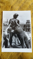 CPM PHOTO PHOTOGRAPHE ROBERT DOISNEAU VENUS PRISE A LA GORGE JARDIN DES TUILERIES PARIS 1964 ED NOUVELLES IMAGES - Fotografie