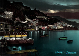 RECTO/VERSO - CPM - AMALFI - PANORAMA - VUE GENERALE DE NUIT - BATEAUX ET VILLE ILLUMINEE - Giugliano In Campania