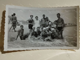 Italy Photo Boys & Girls On The Beach. Italia Foto Persone In Spiaggia. TORTORETO (Teramo) 1937 - Europe