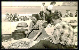 NAZARÉ - COSTUMES - Escolhendo O Peixe. ( Ed. Das Fotografias De Carlos Vitorino Nº 6 ) Carte Postale - Leiria