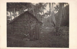 Nouvelle Calédonie - Carte Photo - Popinées Devant La Case - Sein Nu - Animé - Carte Postale Ancienne - New Caledonia