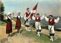 Folklore - Danses - Pays Basques - Groupe Basque Chelitz-Tarak De Biarritz - Fandengo Et Drapeau Basque - CPM - Voir Sca - Bailes