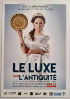 LUXE DANS ANTIQUITE - Objet D'art - Femme Présente Objet - Carte Publicitaire Exposition - Oggetti D'arte
