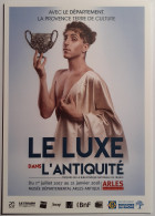 LUXE DANS ANTIQUITE - Objet D'art - Homme Présente Coupe - Carte Publicitaire Exposition - Kunstgegenstände