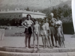 BOY WITH A FAMILY IN DUBROVNIK, GARÇON AVEC  FAMILLE À DUBROVNIK,  9 Х 12cm - Anonyme Personen