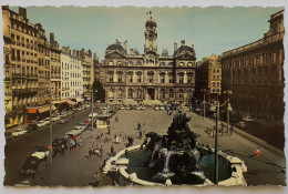 LYON (69 Rhône) - Place Des Terreaux Avec Voitures Garées - Fontaine Bartholdi - Hotel De Ville Dans Le Fond - Lyon 1