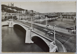 LYON (69 Rhône) - Pont Bonaparte Avec Voitures - Autobus Dans Rue Coté Saint Jean - Colline De Fourvière - Lyon 5